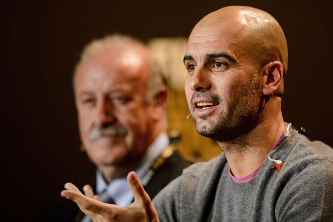 Josep Guardiola met op de achtergrond de Spaanse bondscoach Vincente del Bosque.