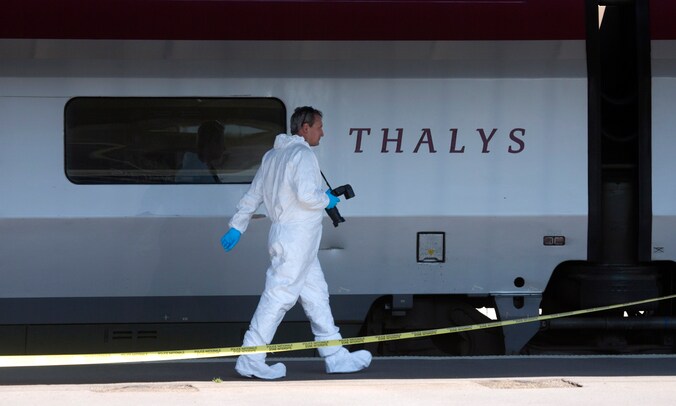 Een lid van het forensisch team onderzoekt in het station van Arras de Thalyswagon waar Ayoub el Khazzani werd overmeesterd. (Archieffoto 22 augustus 2015)
