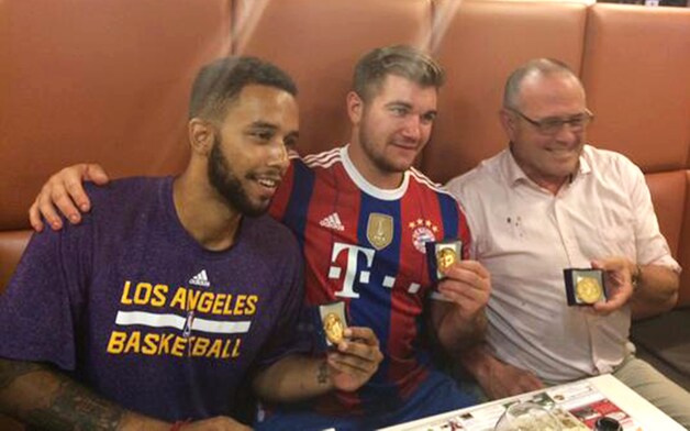De twee Amerikaanse burgers Anthony Sadler, Alek Skarlatos en de Britse zakenman Chris Norman