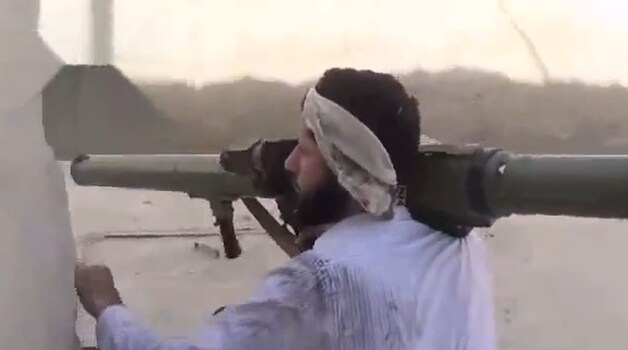 Een Syrische rebel met een 90mm Yugoslav-rakkettenwerper in Aleppo.
