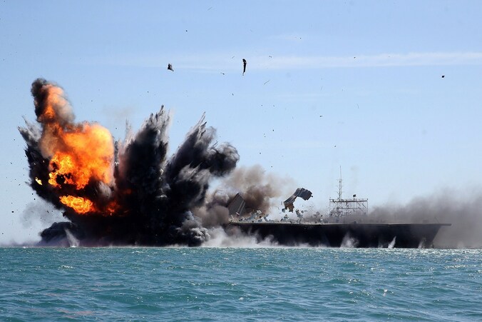 Het Iraanse leger oefent op zee, dichtbij door IS veroverd gebied