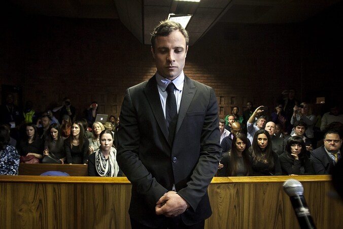 Oscar Pistorius tijdens zijn verschijning voor de rechter die moet beslissen over zijn voorlopige hechtenis, in augustus vorig jaar in Pretoria.