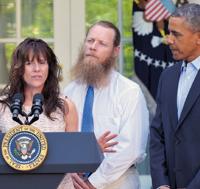Jami en Bob Bergdahl maken, samen met president Obama, het nieuws van de vrijlating van hun zoon bekend. Uit respect voor de Afghanen liet vader Bob zijn baard staan.