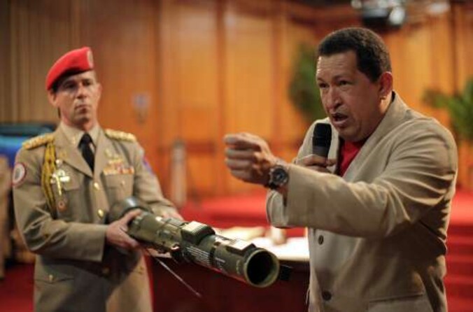 De Venezolaanse President Hugo Chávez toont tijdens een nieuwsuitzending een wapentuig dat zijn leger tegen Colombiaanse tanks zal gebruiken.