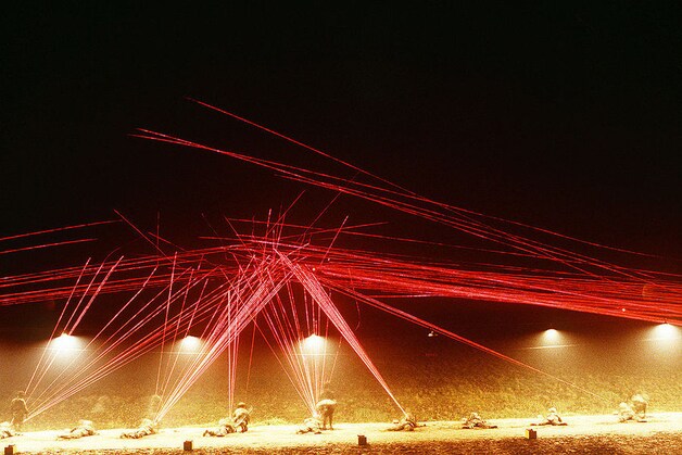 Moderne lichtspoormunitie bij een Amerikaanse militaire oefening.