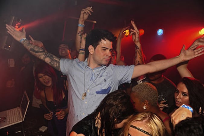 Hunter Moore laat zich uitgebreid fêteren in de wildste nachtclubs. Zijn advies: "Laat gewoon nooit naaktfoto's van je nemen. Dan kom nooit in zulke problemen."