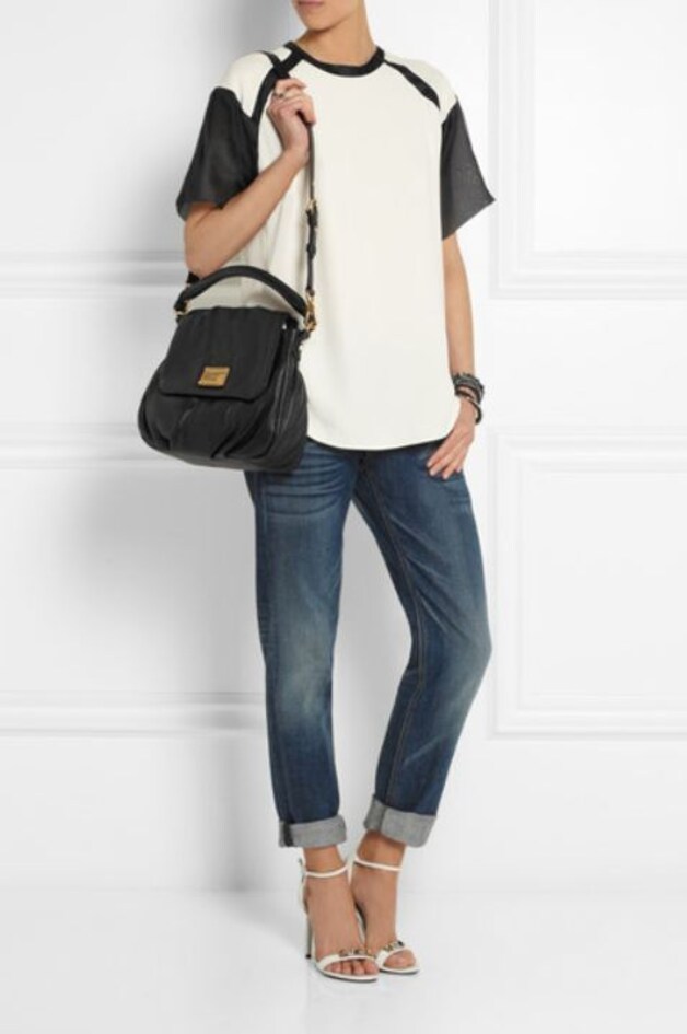 Voor €415 koop je bijvoorbeeld deze handtas van Marc by Marc Jacobs op Net-a-Porter.