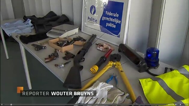 De politie nam vorige week onder meer verschillende vuurwapens en een zwaailicht in beslag.