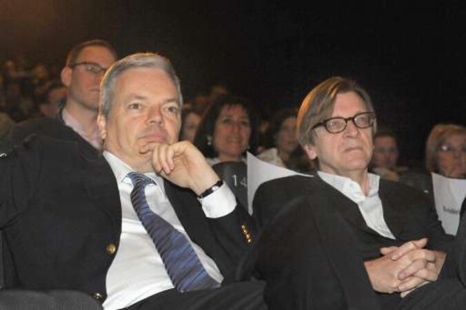 MR-voorzitter, tevens minister van Financiën, Didier Reynders naast oud-premier Guy Verhofstadt (Open Vld).