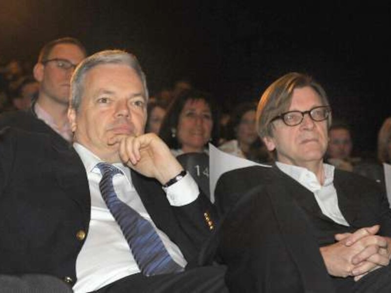 MR-voorzitter, tevens minister van Financiën, Didier Reynders naast oud-premier Guy Verhofstadt (Open Vld).