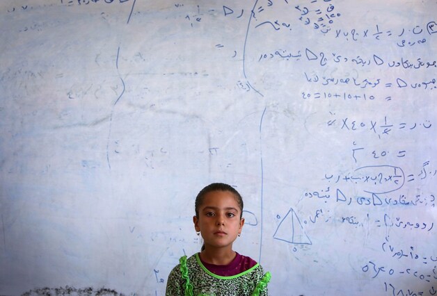 Een yezidi-meisje dat het geweld uit Sinjar is ontvlucht. Ze verblijft nu in een school in de stad Dohuk in autonoom Koerdisch gebied.