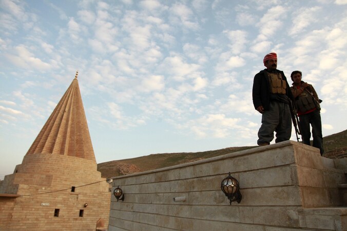 Jezidi-soldaten bewaken een tempel op de Sinjarberg.