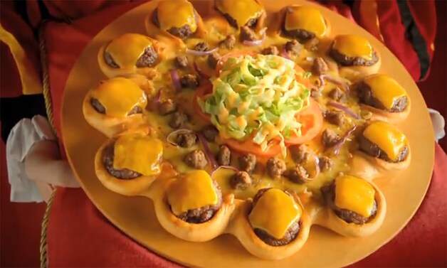 De pizza met mini-cheeseburgers aan de buitenkant.