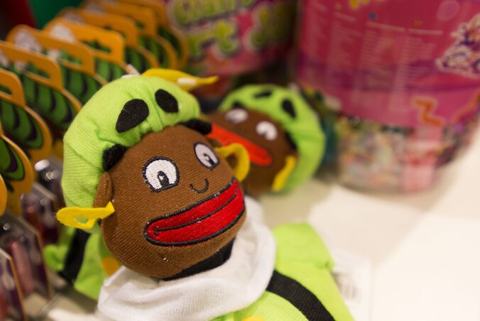 Een Zwarte Piet-poppetje in een etalage.