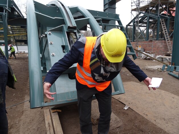 Olaf Vugts vertelt op de bouwplaats over de 'stop en drop', het gedeelte van de achtbaan waar je even stil hangt voordat je naar beneden duikt. ,,Dit onderdeel is zo'n zes ton'', vertelt hij.
