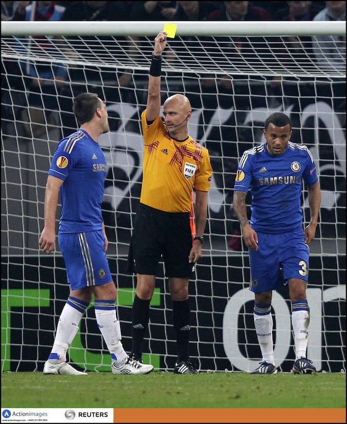 Karasev leidde eerder de partij tussen Steaua Boekarest en Chelsea. Hier krijgt John Terry geel.