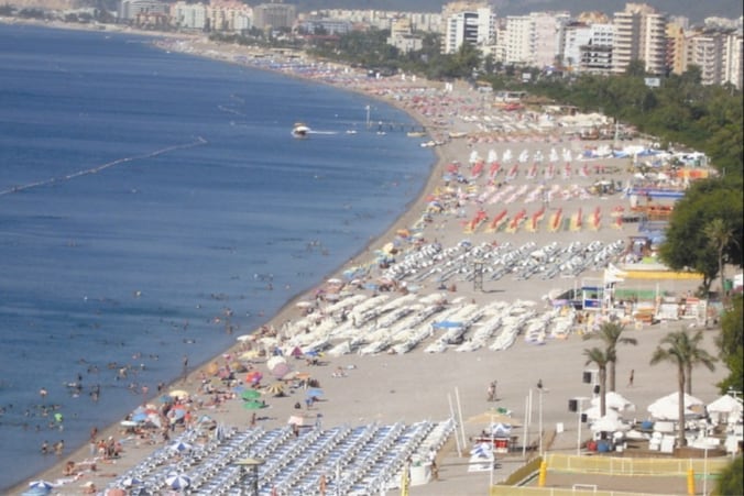 Het strand van de Turkse badstad Antalya.