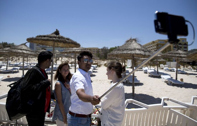 Een toerist gebruikt een selfiestick voor het Riu Imperial Marhaba Hotel