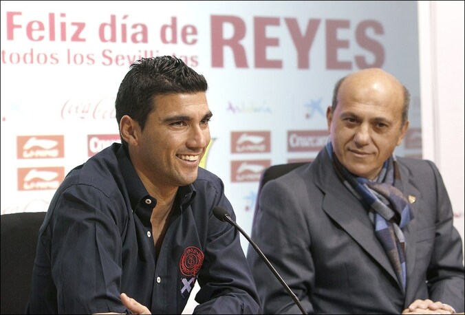José Manuel del Nido (R) tijdens de aantrekking van Jose Antonio Reyes.