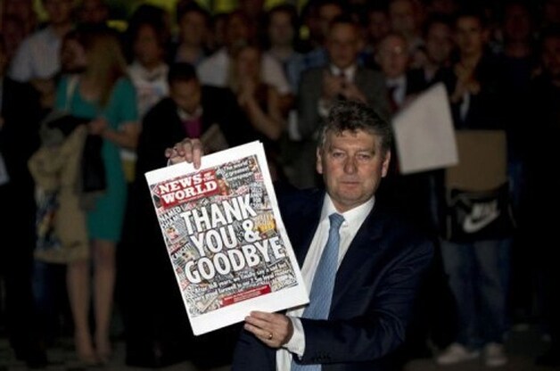 Hoofdredacteur Colin Meyer poseert met de allerlaatste News of the World.