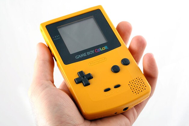 De Game Boy Color, ook met een behuizing die in verschillende kleuren werd verkocht.