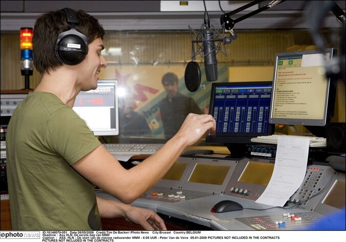 Peter Van De Veire in de radiostudio van MNM
