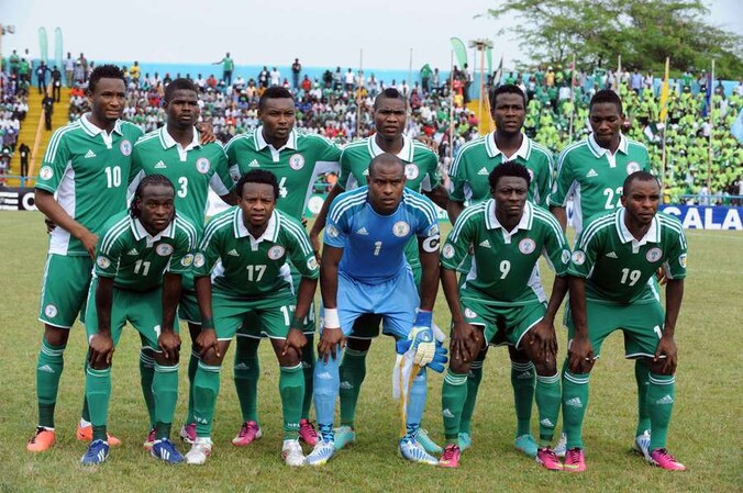 Het elftal van Nigeria voor de wedstrijd tegen Kenia.