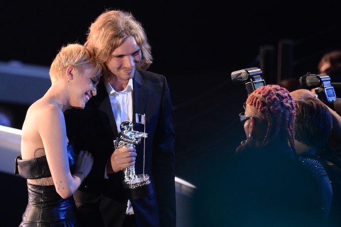 Miley Cyrus met haar dakloze 'date' tijdens de MTV Awards.