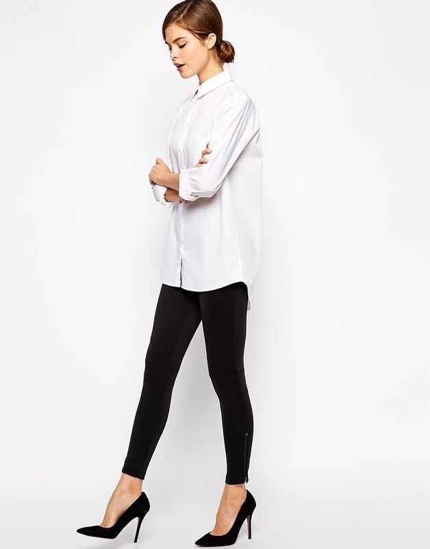 Het bewijs dat een legging stijlvol kan zijn? Asos probeert het met pumps en een wit, lang hemd.