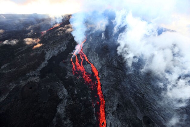 De Piton de la Fournaise barstte in mei ook al uit.