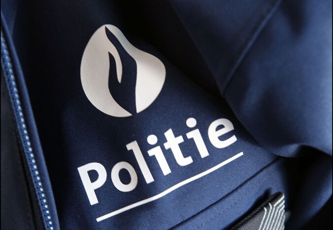De jassen blijven voorlopig even binnen hangen.