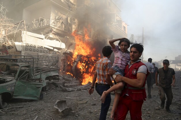Een luchtaanval door het Syrische regime op de stad Douma zaait dood en vernieling. (Archieffoto 24 augustus 2015).