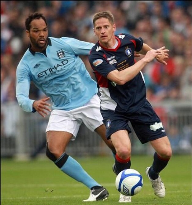Joleon Lescott (L) vecht het uit met Shane Guthrie (R).