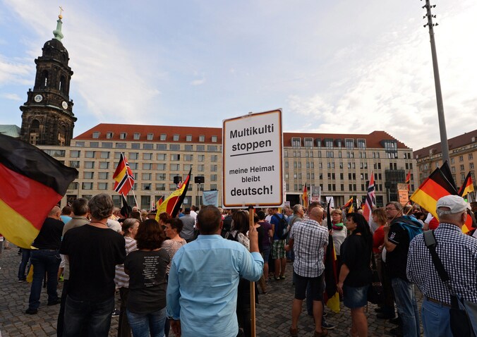 Pegida protesteert tegen de komst van Merkel naar Heidenau.
