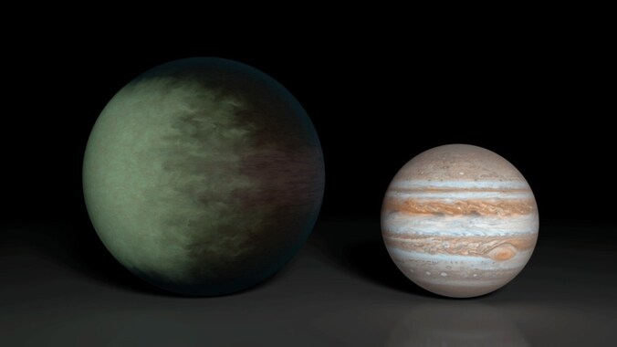 Kepler-7b (links) is iets groter dan Jupiter (rechts), het is de eerste exoplaneet waarvan de wolken in kaart zijn gebracht.