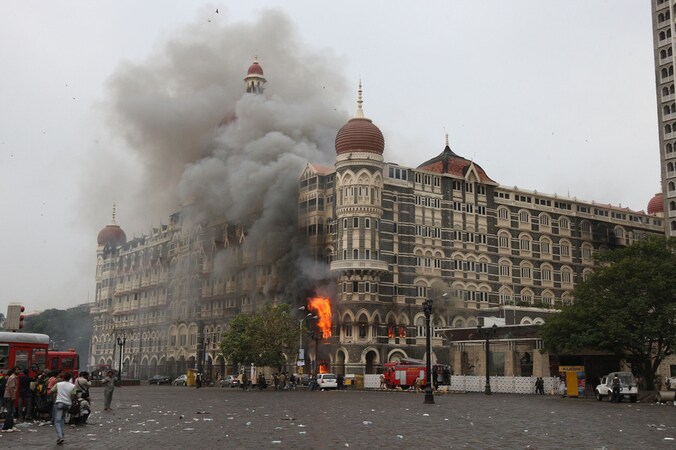 Het brandende Taj Mahal-hotel in Mumbai in 2008.