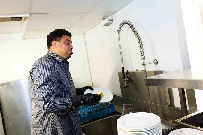 Ronaldo moest de afwas doen.