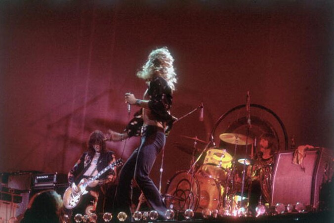 Jimmy Page, Robert Plant en John Bonham tijdens een concert in 1970.