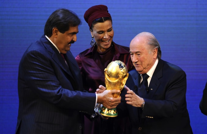 FIFA-baas Sepp Blatter (R) overhandigt de emir van Qatar, sjeik Hamad bin Khalifa Al-Thani, de wereldbeker nadat zij het WK 2022 krijgen toegewezen