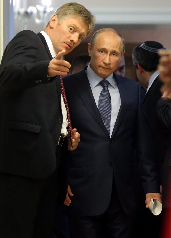 Kremlin-woordvoerder Dimitri Peskov naast de Russische president Vladimir Poetin.