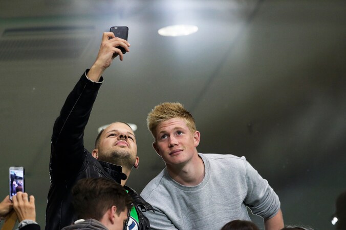 De Bruyne nam vrijdag afscheid van Wolfsburg en maakte tijdens de thuismatch tegen Schalke tijd vrij voor selfies met de fans.