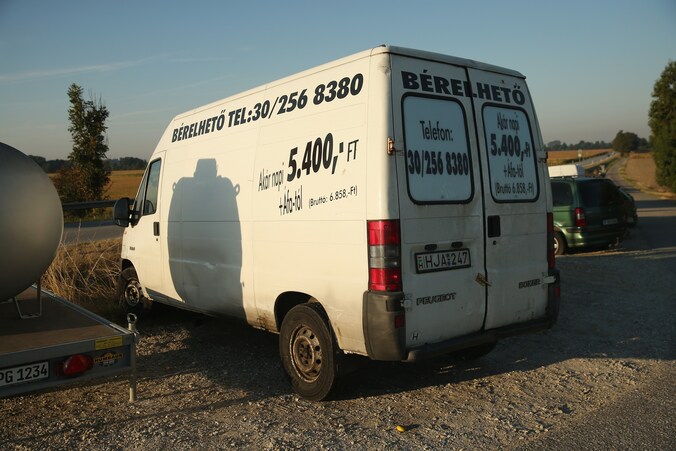 De bestelwagen waarin de 26 vluchtelingen de grens overstaken.