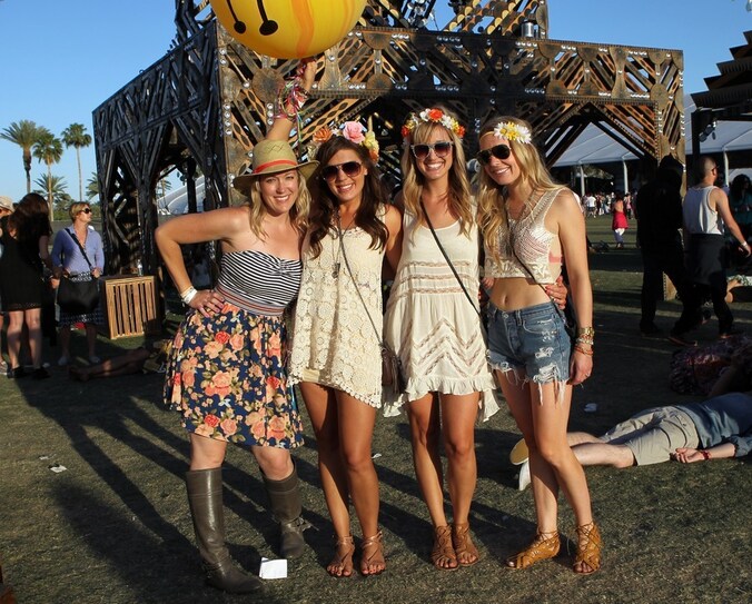 De ideale festivaloutfit combineert hippie met hotpants.