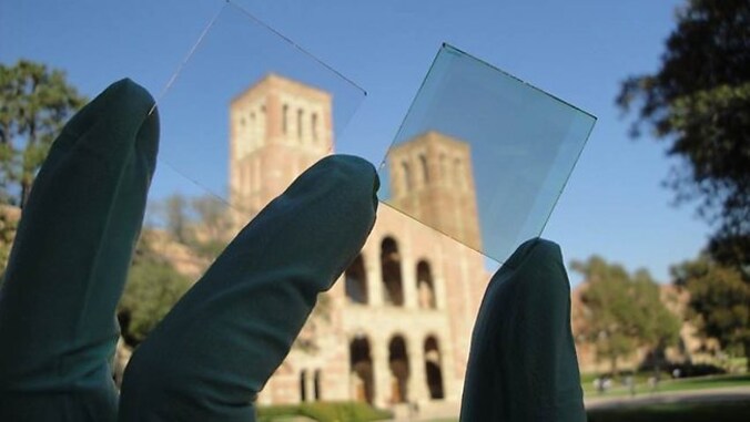 Een normaal stuk glas (L), en een stuk glas dat energie opwekt (R).