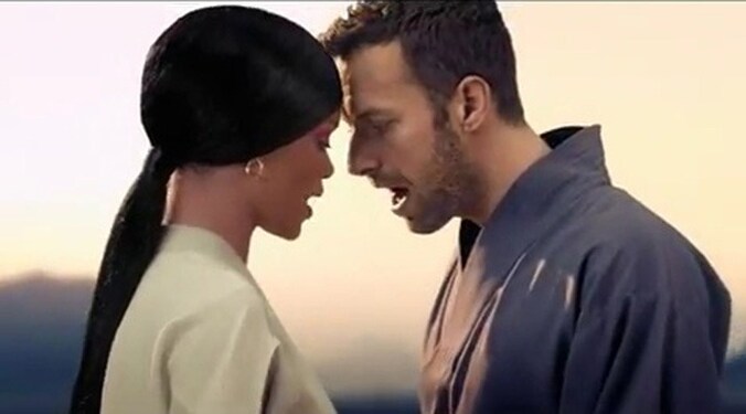 Rihanna en Chris Martin (Coldplay) in de 'Princess of China'-videoclip. © videostill YouTube.