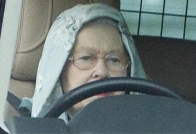 De Britse Queen in slobbertrui en met kap op het hoofd. © videostill YouTube