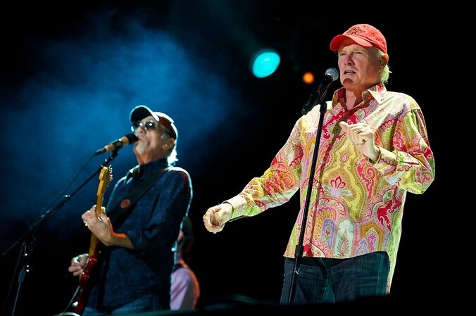 Mike Love (rechts) bezit de rechten op de naam 'Beach Boys' en nam de onbegrijpelijke beslissing.
