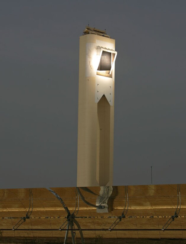 Spiegels reflecteren hitte naar een turbine in deze toren.