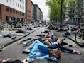 Kunststudenten voeren een flashmob uit op het plein voor de Theaterschool in Amsterdam, uit protest tegen de bezuinigingen.