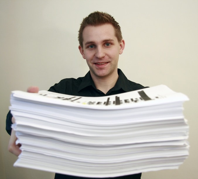Vorig jaar vroeg Schrems aan Facebook om hem alle informatie op te sturen die het bedrijf over hem verzamelde in drie jaar tijd. Hier houdt hij het resultaat daarvan vast.